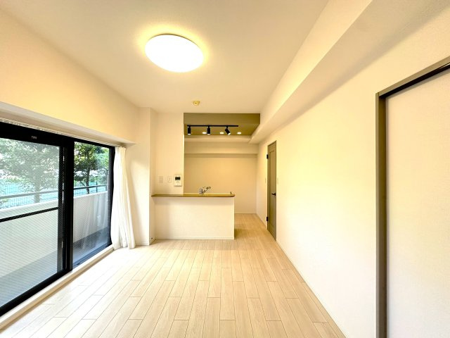 ナイスアーバン志村坂上の居間・リビング|落ち着いた品格ある内装と広々としたゆとりの空間が融合したリビングは、家族の安らぎの場となり、食事や団らんの時間を一層豊かに彩ります。