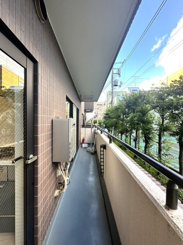 ナイスアーバン志村坂上のバルコニー|やわらかな風がそっと頬をなで、空の広がりが日常を包み込むバルコニー。朝の光に目を細めたり、夕暮れの空にひと息ついたり──心がほどけるひとときが、ここにはあります。