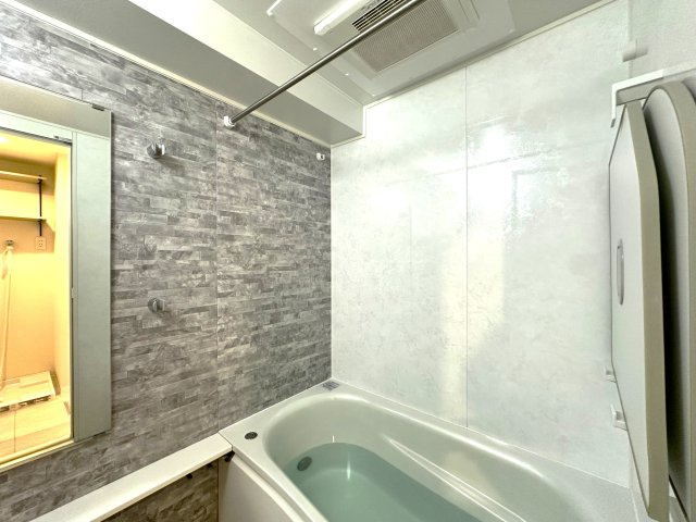 ナイスアーバン志村坂上の浴室|家族みんなの疲れをやさしく包み込む、広々とした癒しのバスルーム。ゆったりとくつろげる空間で、日々のストレスもすっと解きほぐされる、心身ともにリラックスできるひとときをお届けします。