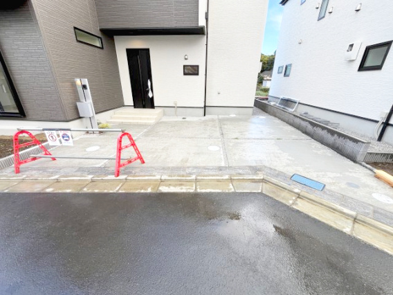 祝　成約済み　八王子市　元八王子町　新築戸建ての駐車場|～仲介手数料無料☆八王子ひなた不動産～　八王子市元八王子町　新築戸建て