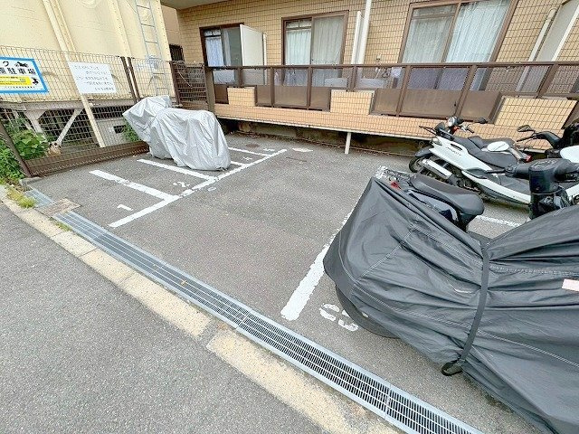 シャルム橋本Ⅲの駐車場