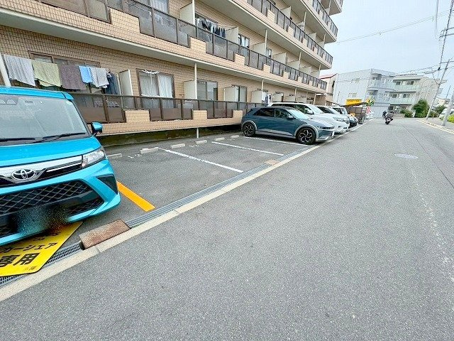 シャルム橋本Ⅲの駐車場