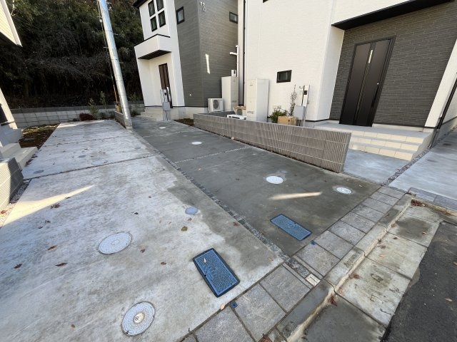 祝　成約済み　八王子市　元八王子町　新築戸建ての駐車場|～仲介手数料無料☆八王子ひなた不動産～　八王子市元八王子町　新築戸建て