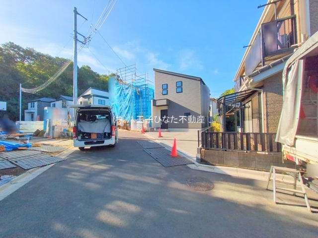 祝　成約済み　八王子市　元八王子町　新築戸建ての前面道路含む現地写真|～仲介手数料無料☆八王子ひなた不動産～　八王子市元八王子町　新築戸建て