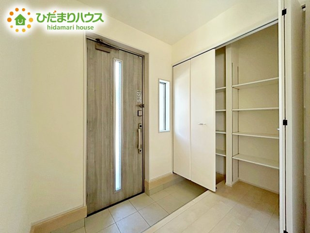 【玄関】 | 第1笠間市笠間　新築戸建　2号棟 | 天井まである玄関収納には、ロングブーツなどもしっかり収納できちゃいます！