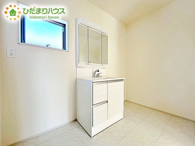 【独立洗面台】 | 第1笠間市笠間　新築戸建　2号棟 | 正面だけでなく、左右も確認できる三面鏡は、身だしなみを整えやすいです！