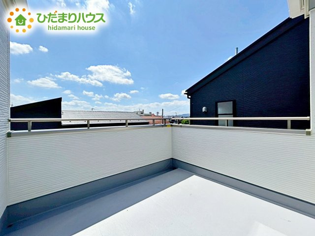 【バルコニー】 | 第1笠間市笠間　新築戸建　2号棟 | 広々としたバルコニーは、大量の洗濯物を干しても余裕！お布団だって、家族全員分をいっきに干せますね(^O^)