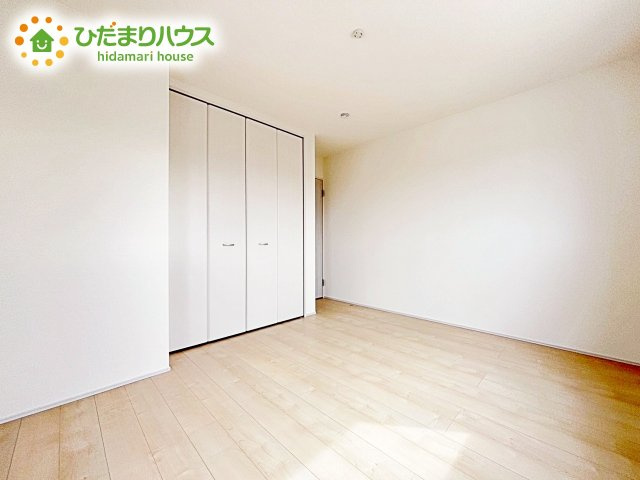 【洋室】 | 第1笠間市笠間　新築戸建　2号棟 | 明るい陽光が差し込む洋室。白を基調とした爽やかな空間。