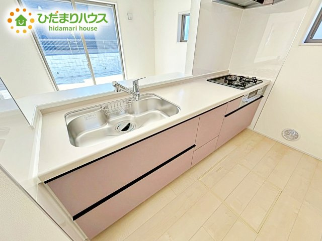 【キッチン】 | 第1笠間市笠間　新築戸建　2号棟 | シンプルなシステムキッチン♪広々としていてお料理をするのにも十分な広さがあります！お子様とお菓子作りをしたり、新しいお料理に挑戦したり毎日の家事が楽しくなりそうです！
