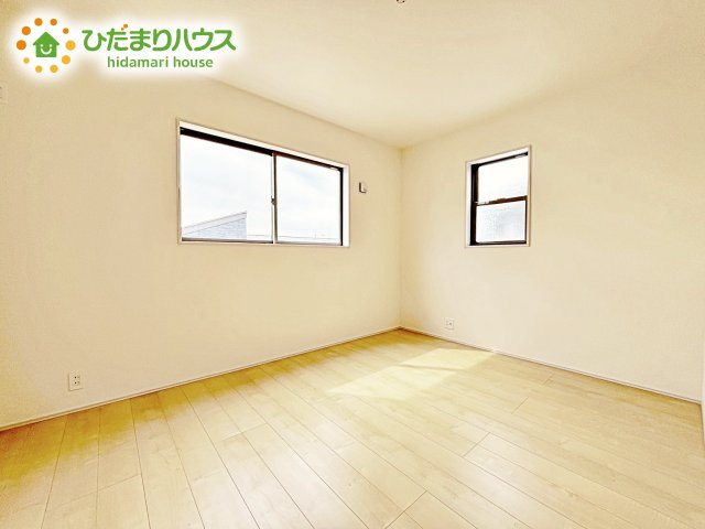 【洋室】 | 第1笠間市笠間　新築戸建　2号棟 | 多面採光×南バルコニーに面しており、光や風がたっぷりと舞い込みます。