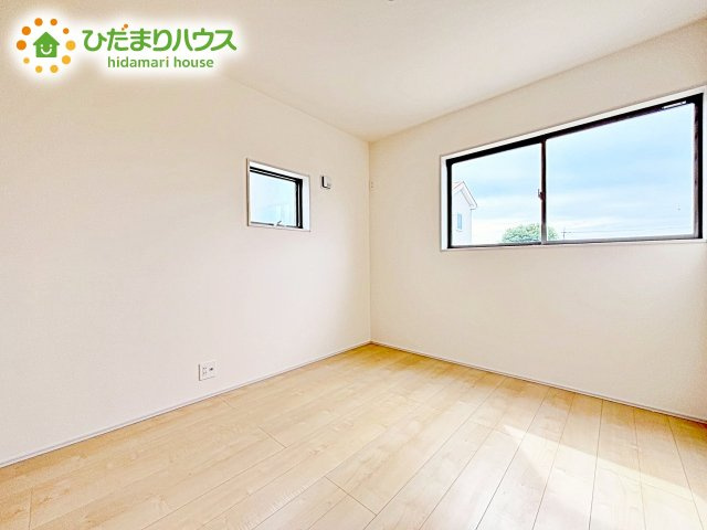 【洋室】 | 第1笠間市笠間　新築戸建　2号棟 | 室内には収納スペースもあり、衣類や小物類をたっぷり収納可能。お部屋をより広くお使いいただけます。
