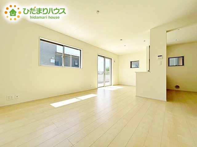 【居間・リビング】 | 第1笠間市笠間　新築戸建　2号棟 | 明るく開放的な空間が広がるLDK。室内には豊かな陽光が注ぎ込み、爽やかな住空間を演出。ホームパーティーでもゲストと一緒に料理を楽しみながら楽しい時間を過ごせそう。