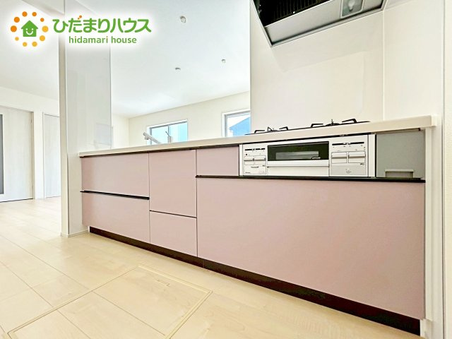 【キッチン】 | 第1笠間市笠間　新築戸建　2号棟 | 3口コンロが嬉しいシステムキッチン♪広いシンクや作業台でお料理が捗ります♪
