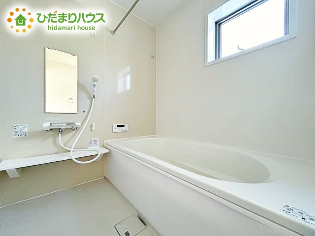 【浴室】 | 第1笠間市笠間　新築戸建　3号棟 | 浴室には窓があり、換気が良好です。リラックスできるバスタイムを楽しむことができ、心地よい空間を提供します。