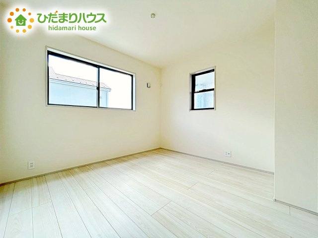 【洋室】 | 第1笠間市笠間　新築戸建　3号棟 | 白を基調とした明るく爽やかな子ども室。自分の時間に集中できる、落ち着きのある居室です。学習机やベッドなどの家具もゆとりを持って配置できます。