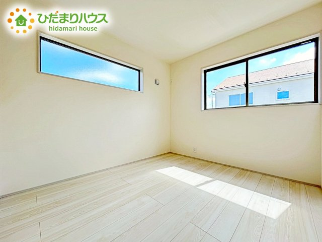 【洋室】 | 第1笠間市笠間　新築戸建　3号棟 | 二面採光の設計で明るい時間帯は陽が入り、リラックス出来るお部屋となっています。