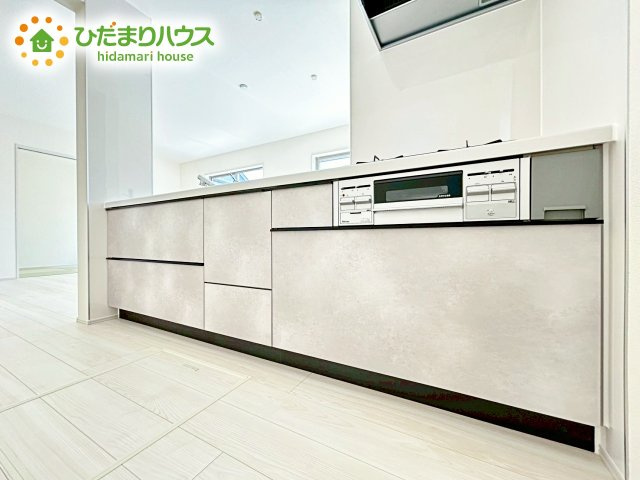【キッチン】 | 第1笠間市笠間　新築戸建　3号棟 | キッチンには大容量のスライド式の収納を採用しております。奥までしっかりと収納として活用でき、取り出す時も手前の物をどかしたりする手間など掛かりません、キッチン周りをいつもスッキリにしておけます。