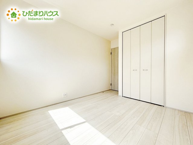 【洋室】 | 第1笠間市笠間　新築戸建　3号棟 | 明るい陽光が差し込む洋室。白を基調とした爽やかな空間。