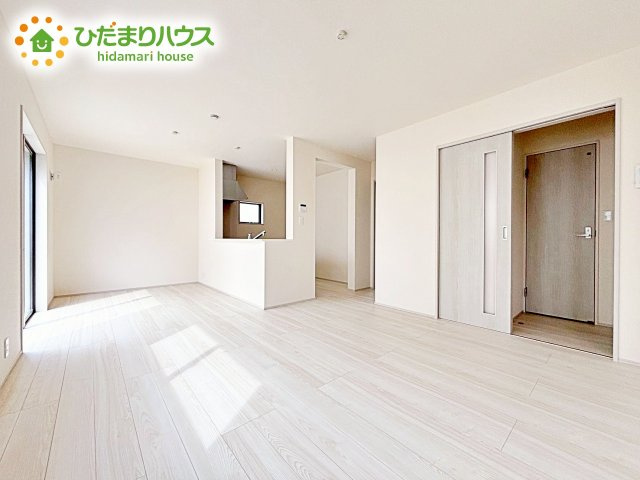 【居間・リビング】 | 第1笠間市笠間　新築戸建　3号棟 | 明るい光が差し込む開放感あふれる住まいです。