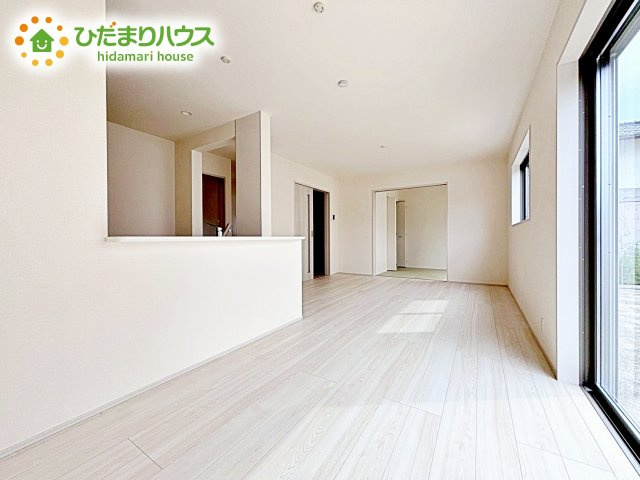 【居間・リビング】 | 第1笠間市笠間　新築戸建　3号棟 | リビング・ダイニングは嬉しい二面採光・窓辺からの日差しがあたたかなリビングを演出します( *´艸｀)
