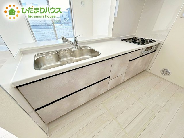 【キッチン】 | 第1笠間市笠間　新築戸建　3号棟 | シンプルなシステムキッチン♪広々としていてお料理をするのにも十分な広さがあります！お子様とお菓子作りをしたり、新しいお料理に挑戦したり毎日の家事が楽しくなりそうです！