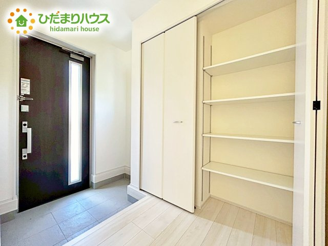 【玄関】 | 第1笠間市笠間　新築戸建　3号棟 | 陽当たりが良い玄関は、お出かけ前の気分も上がります。シューズボックスには、たくさんの靴が収納出来るのでいつでも玄関がスッキリです。