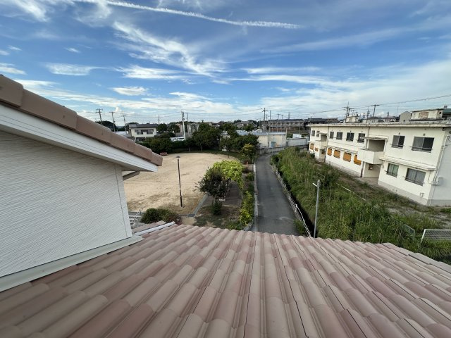 神戸市西区伊川谷町潤和の展望|【ルーフバルコニーからの眺望】
周辺に高い建物が少なくプライバシー性の高い環境です。周囲の視線が気になりにくく、ルーフバルコニーで、ゆったりとお過ごしいただけます。