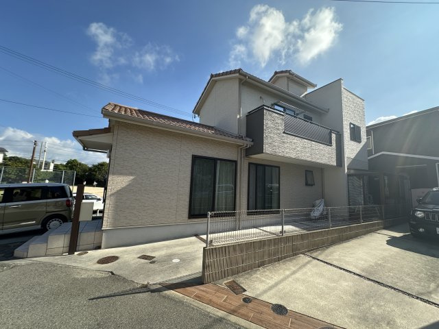 神戸市西区伊川谷町潤和の外観|【現地外観】
前面道路幅員は西側約5.0m。向かいの建物とも一定の距離があり、圧迫感が少ないです。コンビニや農産物直売所が徒歩5分圏内にあります。