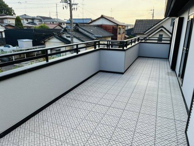 【バルコニー】 | 瀬戸市西長根町／積水ハウス／フルリフォーム物件 | 広々としたワイドバルコニー！！
洗濯物を干すストレスが少なくなります♪