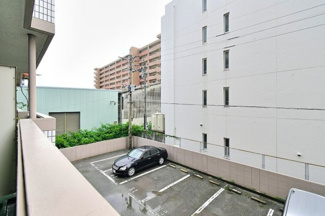 【展望】 | バルコニー前面は駐車場なので遮る建物もなく、開放感があります