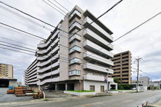 【外観】 | 篠栗線柚須駅まで徒歩8分。2階のお部屋ですが下はピロティなので遊び盛りのお子様がいるご家庭でも安心♪