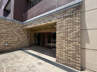 【エントランス】 | おしゃれなデザインのエントランス。安全に配慮されたオートロック付きです