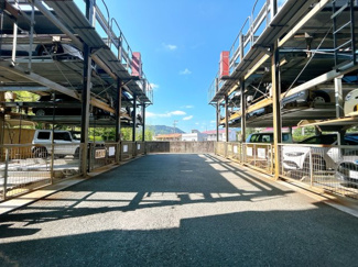 【駐車場】 | 機械式駐車場に2台分の空きがあります。高さ制限があるため、近隣の駐車場も念のため確保済みです