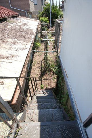群馬県前橋市日輪寺町 中古戸建の洗面所|階段