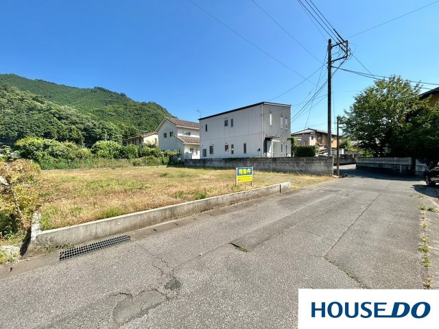 桐生市梅田町一丁目　売土地の前面道路含む現地写真