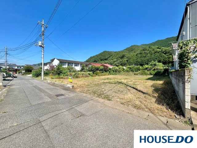 桐生市梅田町一丁目　売土地の前面道路含む現地写真