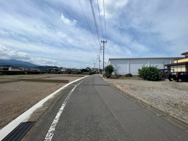 富岡市中高瀬分譲地の前面道路含む現地写真