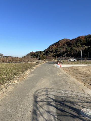 富岡市上高瀬分譲地の外観|北側道路（西側から撮影）