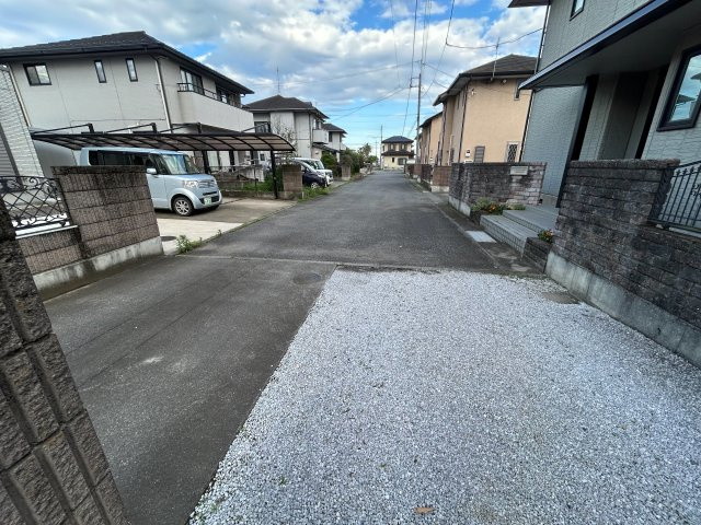【吹抜】伊勢崎市市場町1丁目　中古住宅の前面道路含む現地写真