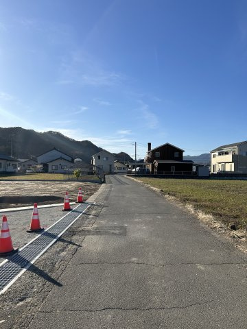 富岡市上高瀬分譲地の外観|北側道路（東側から撮影）