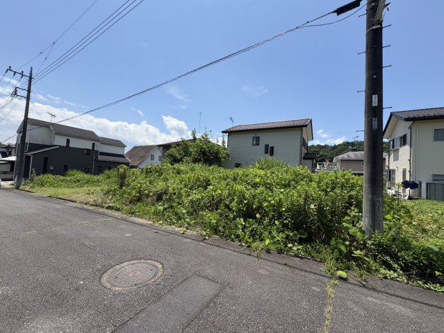 富岡市下黒岩の売地の前面道路含む現地写真