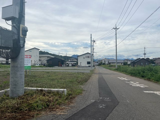 富岡市宇田分譲地の前面道路含む現地写真