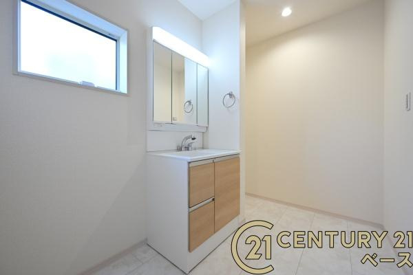 リーブルガーデン中町 １号棟 ／新築一戸建の独立洗面台|■現地撮影写真■三面鏡タイプのミラーキャビネット！収納スペースも豊富です！