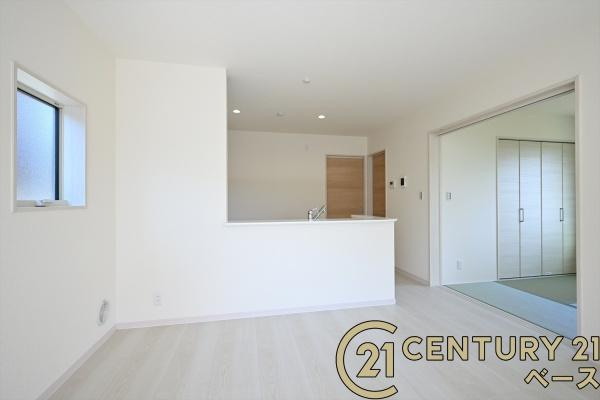 リーブルガーデン中町 １号棟 ／新築一戸建の居間・リビング|■現地撮影写真■家計と環境に優しい！一部窓には断熱性・保温性に優れたペアガラスを使用しています！