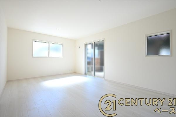 リーブルガーデン中町 １号棟 ／新築一戸建の居間・リビング|■現地撮影写真■ご家族でくつろいでいただける広々したＬＤＫは約１７帖です！