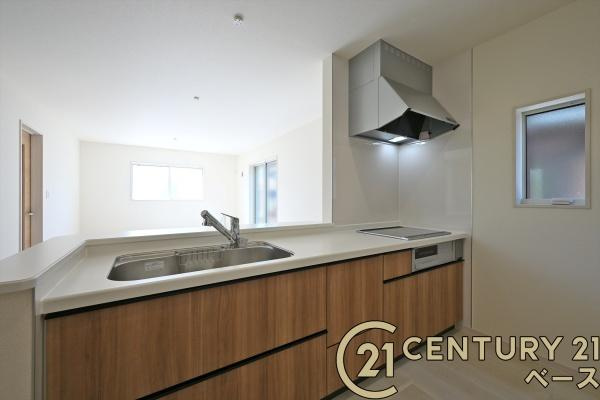 リーブルガーデン中町 １号棟 ／新築一戸建のキッチン|■現地撮影写真■キッチン背面には便利なキャビネット収納を設置！
