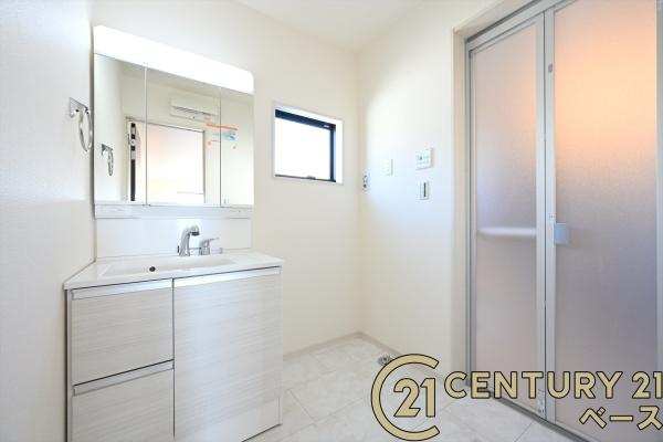 リーブルガーデン中町 ２号棟 ／新築一戸建の独立洗面台|■現地撮影写真■三面鏡タイプのミラーキャビネット！収納スペースも豊富です！