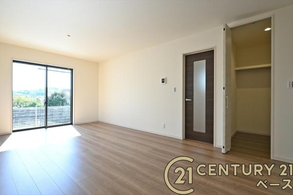 リーブルガーデン中町 ２号棟 ／新築一戸建の居間・リビング|■現地撮影写真■ご家族でくつろいでいただける広々したＬＤＫは約１８帖です！