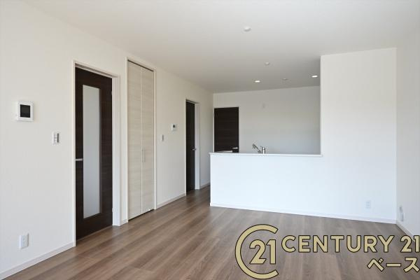 リーブルガーデン中町 ２号棟 ／新築一戸建の居間・リビング|■現地撮影写真■家計と環境に優しい！一部窓には断熱性・保温性に優れたペアガラスを使用しています！