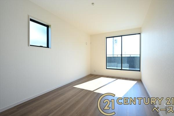 リーブルガーデン中町 ２号棟 ／新築一戸建の洋室|■現地撮影写真■バルコニーに面した開放感のあるお部屋です！